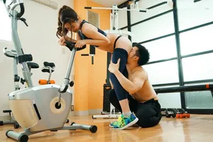 Xin ông chồng đi tập gym, vợ yêu "đi ngoài" với anh pt